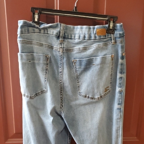 Seven7 Light Blue Distressed Jeans - Picture 12 of 14